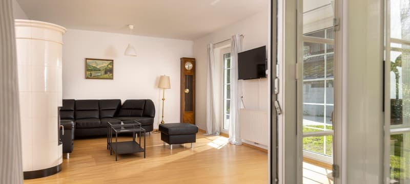 Wohnzimmer mit Kachelofen und Standuhr